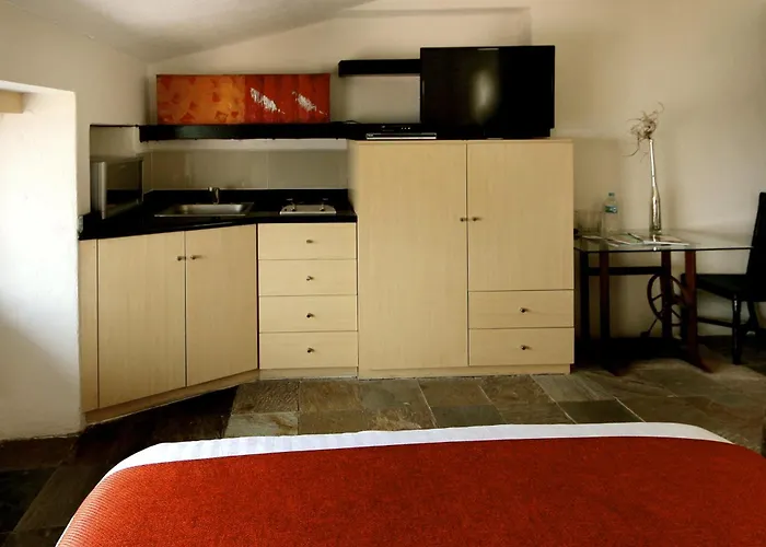 Aztic Hotel And Executive Suites